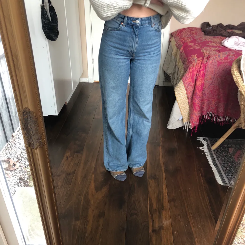 Säljer mina supersnygga Monki jeans i storleken 25 då  jag har så många liknande. Väldigt basic så de passar till allt!                                     Jag är 163cm och dom går ner till marken på mig!💕.                 Jag kan frakta mot att köparen står för frakten men jag kan även mötas upp i Stockholm!😊. Jeans & Byxor.