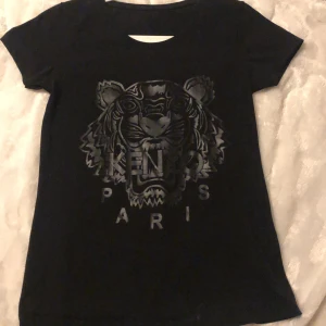Kenzo T-Shirt - En fin Kenzo t-shirt bekväm, säljer pga liten storlek för mig <3