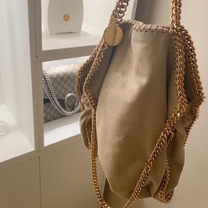 Stella McCartney Falabella  - Säljer nu min falabella (den större storleken) som jag köpte på Bond Street i London. Äkthet garanteras! Väskan kommer med äkthetsbevis och dustbag. ❤️JAG TAR BUD❤️ start 750kr. (Nypris ca. 10 000 kronor, jag förbehåller mig rätten att neka bud). BIN: 1500