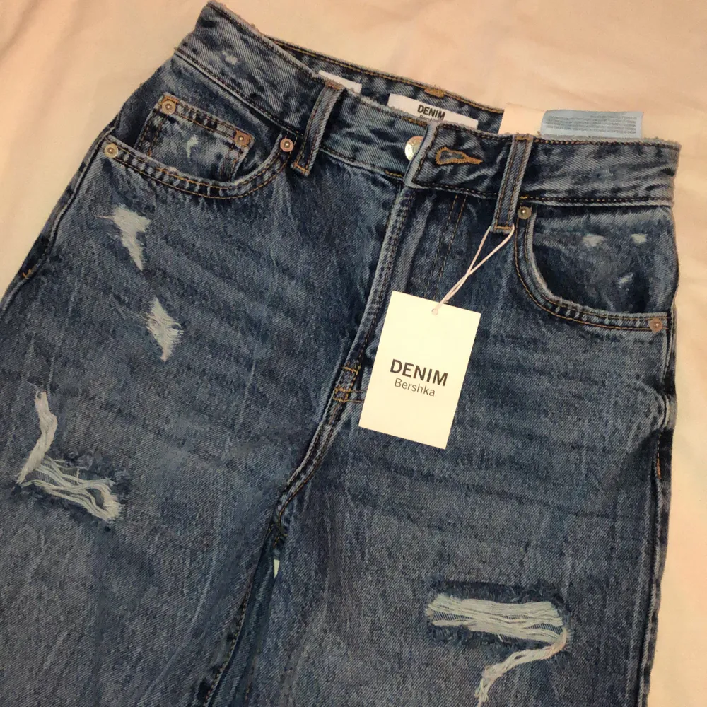 Bershka – Mellanblå 90-tals jeans med revor i storlek 32. Beställde dem från Asos. De sitter jättebra men e lite för långa jag e 155 cm.. Jeans & Byxor.