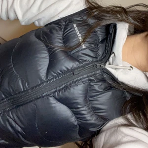 PeakPerformance väst i st XS - Peak väst i st XS men passar även en S, i fint skick och perfekt nu till våren 