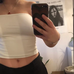 Bandeau tröja  - En söt och enkelt bandeau tröja, säljer då den inte kommer till användning :) på bilden har jag vikt upp den lite så den är längre, har en inbyggd bh och passar lite av alla 
