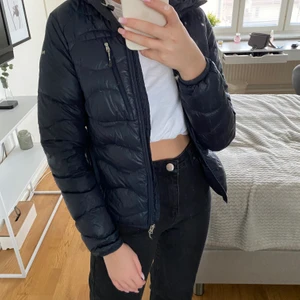 Peak performance jacka, mörkblå - Köptes för kanske 3 år sedan, säljer då den är för liten. Säljer relativt billigt eftersom den har ett litet hål på högerarmen och ett litet på vänsterarmen. Men dom går lätt att sy ihop. Annars fint skick. Köparen står för frakten.🥰