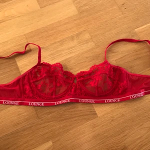 Lounge underwear  - Jag säljer men älskade lounge topp i str 75C. Den är ganska liten i str så skulle säga att den är mer åt B. Det är ett litet hål vid ena knäppning vilken knappt syns och går lätt att sy igen (där av priset). Bud privat och köparen står för frakten❤️