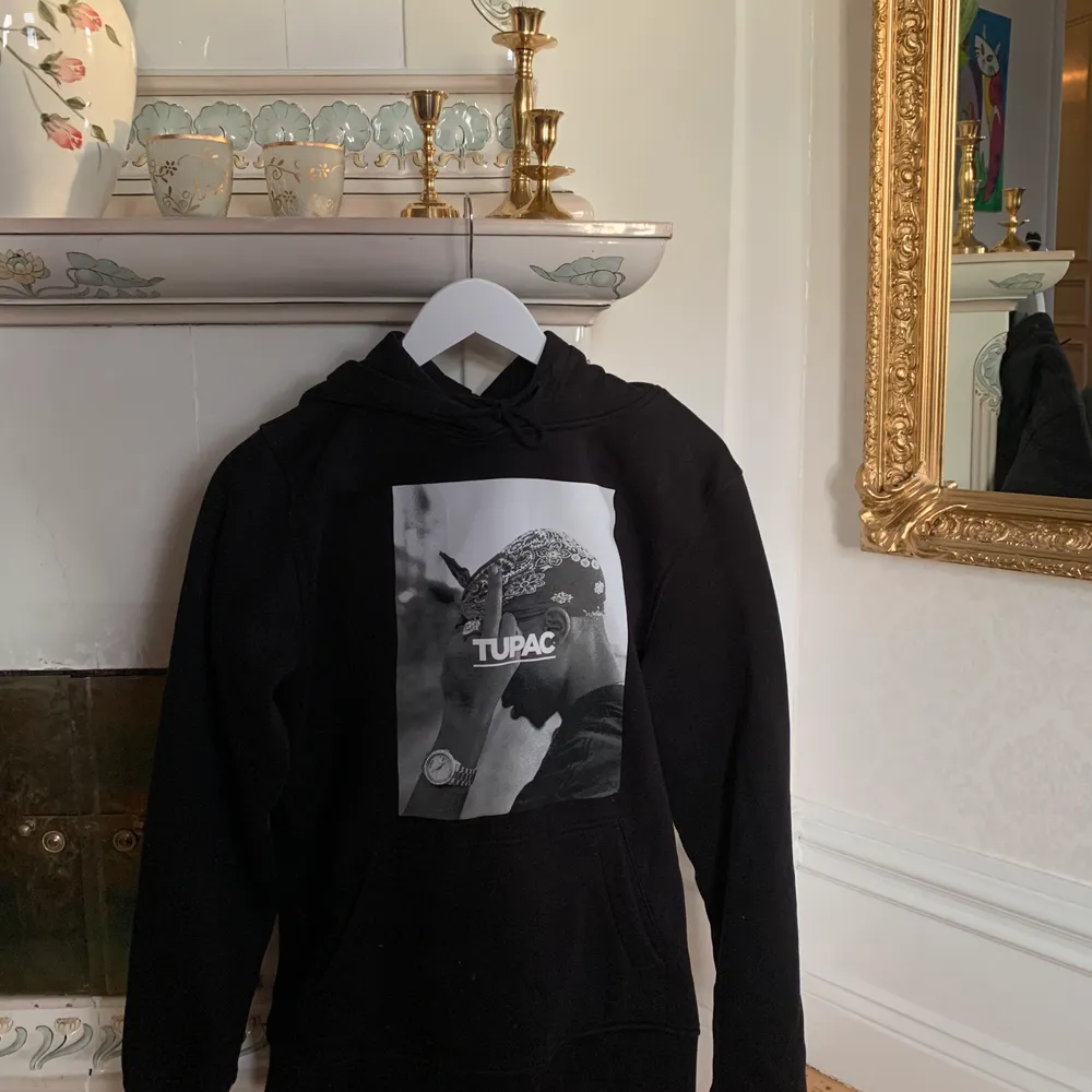 Tupac / 2pac unisex hoodie i storlek M. Inköpt för 600, säljer för 350kr+frakt 😇. Hoodies.