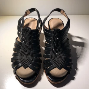 Klackskor (low heel) - Super unika klackskor som tyvärr är lite slitna, men fyngerar helt perfekt. Säljer p.g.a att jag har vuxit ur de. Fraktas (köpare står för frakten) 