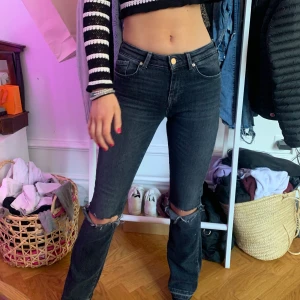 Mörkblåa ONLY jeans - Jättecoola ONLY jeans i storlek W25,L32. Helt oanvända och passar till allt!💞