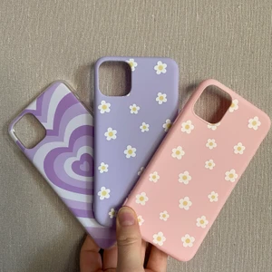 iPhone 11 PRO Max skal - Skal till IPhone 11 PRO Max i plast. Böjbara och enkla att lägga i fickan. 90kr st, men kan tänka mig sälja alla till ett paketpris. Frakt är inräknat i priset, skriv privat för bilder med skalen på💖