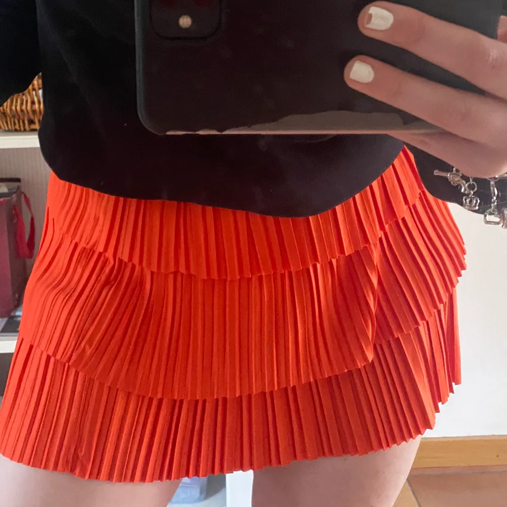 Jättefin kjol ifrån Zara som är perfekt nu till våren/sommaren. Säljer pga att den är för kort för min del. Endast prövad. I storlek L, men passar för S/M då den är kort i längden. Köparen står för frakten💕. Kjolar.