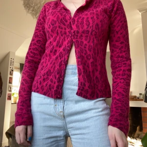 Rosa leopardmönstrad kofta - En otroligt söt och bekväm kofta i rosa leopardmönster. Säljer då jag redan har så många koftor och tänker att någon annan kan ha nytta av denna fina:) En extra söt detalj är knapparna! Frakt tillkommer.