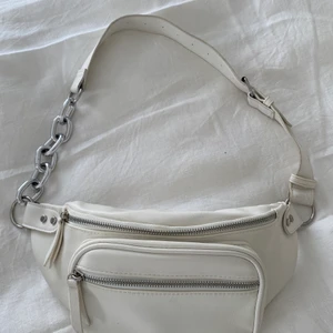 Vit väska - Säljer min asballa vita shoulderbag! Sparsamt använd. Rymlig och bra kvalite❤️
