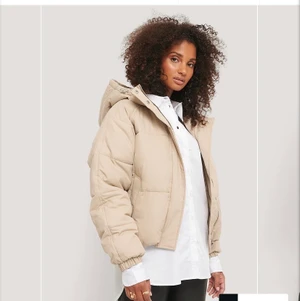 Beige Jacka st 36/S - Säljer denna fina slutsålda  jackan då den aldrig kommer till användning. Jackan är i bra gick då den bara har andvänts ett fåtal gånger, hör gärna av dig om du har fler frågor om jackan, budet går från 200 kr 