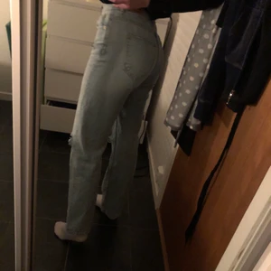 90s jeans Ginatricot - Jeans i  nyskick. Storlek 36, perfekta nu till våren/sommaren. Skickas mot betalning i förväg, frakt 48kr. Nypris 600 kr. Är 175 cm och dom är något korta på mig! Frakt ingår i priset!