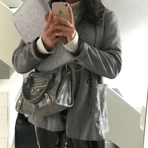 Rutig blazer/kappa - Hejsan!💕 Säljer min fina grå-rutiga blazer! Perfekt som en lite tunnare jacka nu till våren😍