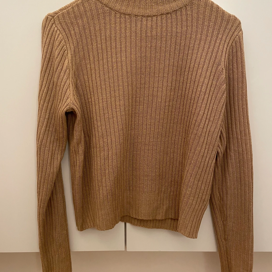 Beige stickad polo krage