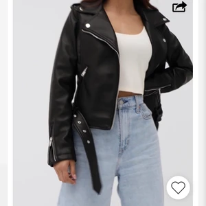 Skinnjacka  - Säljer denna fina skinnjacka från Nelly i storlek 38. Den är använd ett fåtal gånger. Ordinarie pris är 600kr, mitt pris 300kr inklusive frakt😊