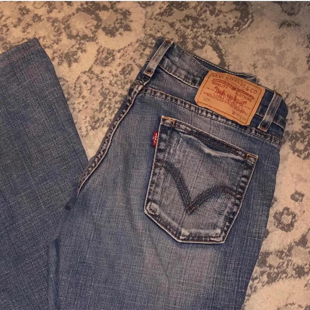 Säljer nu  mina fina vintage Levis jeans! Säljer för att har ett par liknande. Helt beroende på hur du vill att de ska sitta passar de på många olika storlekar, skulle säga W23–W28. Storleken på dom är W30 L34 men eftersom de är vintage är dom små i storleken!💓BUDA i kommentarerna  eller köp direkt för 400, priset + frakt! 💓 högsta bud står i prisrutan!!. Jeans & Byxor.