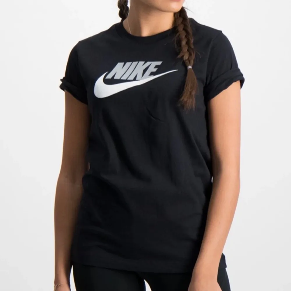 Säljer nu en Nike t-shirt i storlek 147-158 cm passar mig som är 162 cm, nyskick, 100 kr + frakt . T-shirts.
