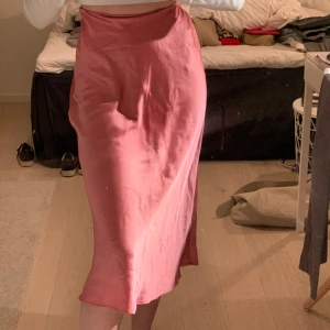 Zara kjol - Jättefräsch kjol från zara i storlek 34. Insydd i midjan men det går enkelt att sprätta upp. Använd men fint skick. Köparen står för frakten 💘💘