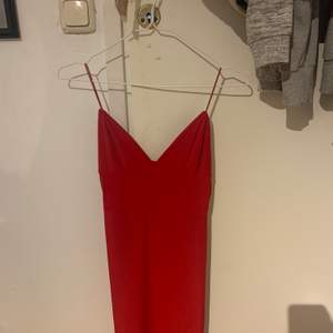 Jätte fin röd klänning som har bara använts en enda gång och är i bra skick! storlek är 36 men den passar nog 38 också! Köpt från ASOS men märker är ”fashionkiller”
