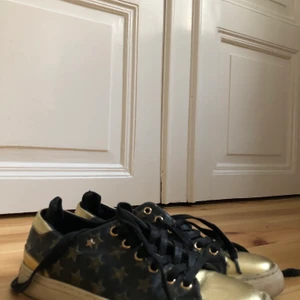 Stjärnskor!! - Säljer dessa SUPERSNYGGA OCH COOLA stjärnskor!!!! Älskar hur dom ser ut men de är tyvärr förstora på mig som har 36! 