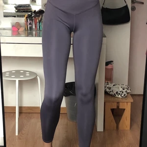 lila/grå träningstights - sjukt fina och sköna träningstights ifrån H&M, med en ”korsad” midja. Älskar materialet men säljer pga att de är lite stora på mig i midjan (jag är vanligtvis XS), ANVÄNDA 2 GÅNGER. köptes för 299kr men säljs för 130kr + frakt :)