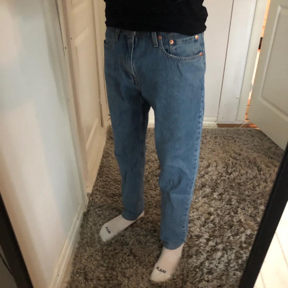 Ett par fina levis jeans. Sparsamt använda, dock har jag råkat få en fläck på som jag inte fått bort men antagligen går den bort om man har rätt grejer. Passformen är straight/lose. Jeans & Byxor.