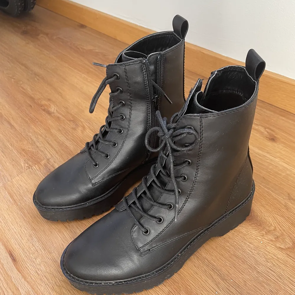 säljer mina snygga boots för att dom tyvärr aldrig kommer till användning… Använda Max 1 gång. 💓 Säljer för 130 inklusive frakt eller att vi möts upp i Växjö . Skor.