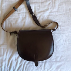 Väska i äkta läder - En medelstor axelremsväska i äkta läder i superfint skick! Har ett mindre fack och ett innerfack💕 skriv för fler mått än bredden! 