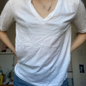 Weekday basic V-ringad t-shirt - Jätteskön och lätt basic t-shirt. 