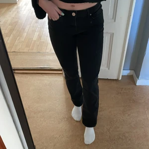 Lågmidjade jeans - Lådmidjade svarta jeans, storlek S. Lite stora till mig
