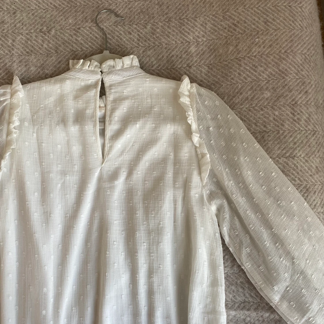Oanvänd vit klänning/studentklänning  - 90