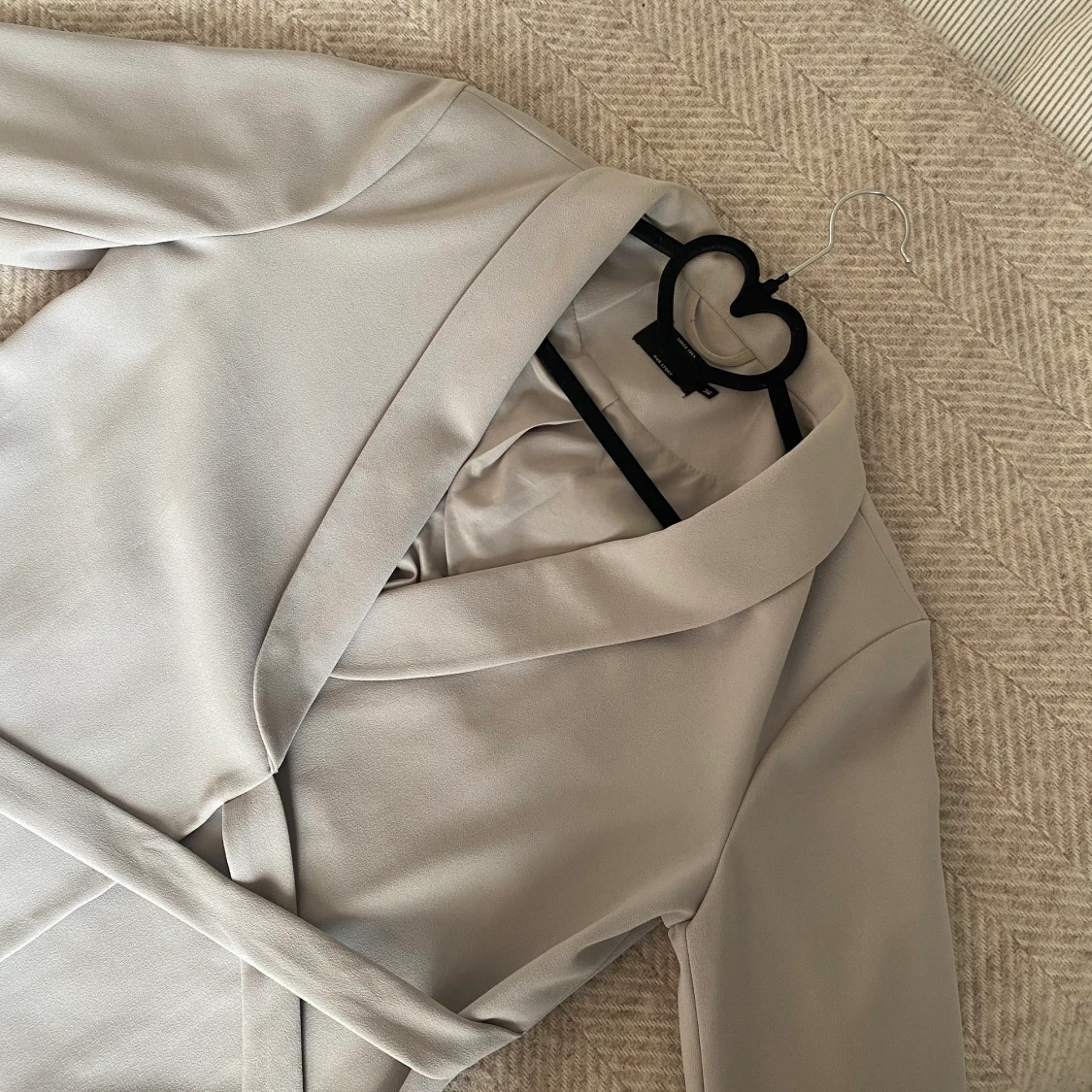 Ljusgrå kavaj med knyte  - 90