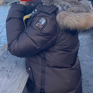 Parajumper storlek XL - Säljer min bruna pjs storlek XL har använt en vinter säljer pga viktnedgång, jackan är för stor på mig. Hör gärna av vid intresse obs ändats seriösa köp 😊🥰 (Priset kan diskuteras)