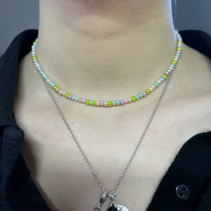 Egengjort pärlhalsband av båda plast och - Egengjort pärlhalsband av vaxade glaspärlor! Finns en liten förlängningskedja på halsbandet, så det är ungefär 38-42cm långt! Frakten på 14kr ingår i priset💖