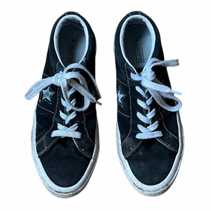 Converse Sneakers - Blå, mocka sneakers från Converse i storlek 40. Använt skick. Frakt: 66kr (spårbart) 