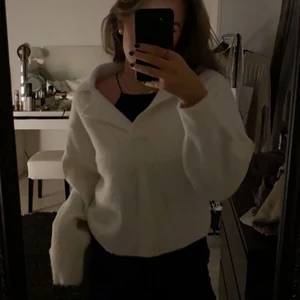 Hm lurvig tröja - Jättefin vit lurvig tröja från hm. Köpt i november 2020. Använd jättefå gånger, max 3-5 gånger. Säljer pga att den inte kom till så mycke användning som jag trodde. Köparen står för frakten!❤️