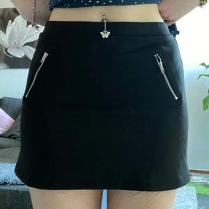 Svart kjol från Lindex i strl 158/164, väldigt stretchigt material och passar XS-M. Hör av dig om du har frågor🥰 30kr + frakt