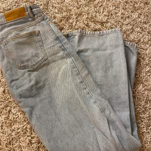 Säljer dessa vida jeans ifrån junkyard då de tyvärr blivit för små för mig. Jeansen är ifrån junkyard och är sparsamt använda. Nypris är 599kr och jag säljer för 150kr + frakt💙 