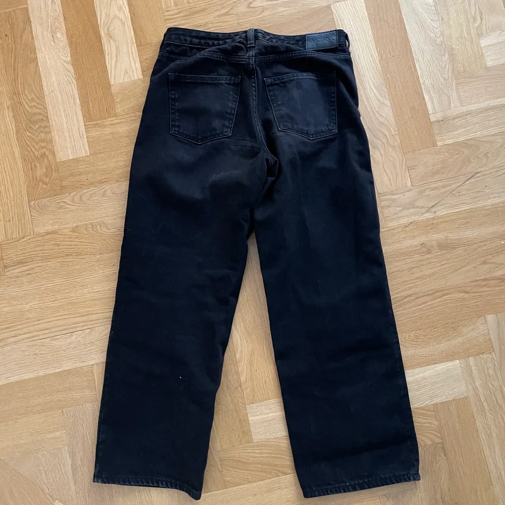 Croppade raka jeans från Monki med vanlig midja. Jeans & Byxor.