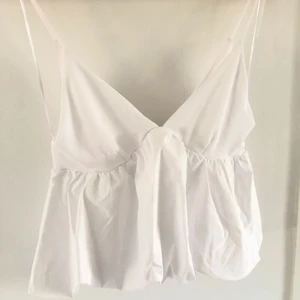 Vit Puffig Topp - En supersnygg vit topp som är köpt på zara för 3 år sedan! Köpt för 400kr. Dm för egna bilder💗