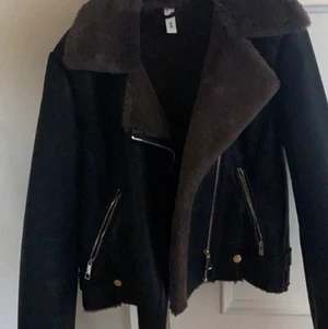 Mango skinnjacka  - Riktigt snygg skinnjacka från mango som inte längre till användning🤍 nypris:900kr men säljs för 300