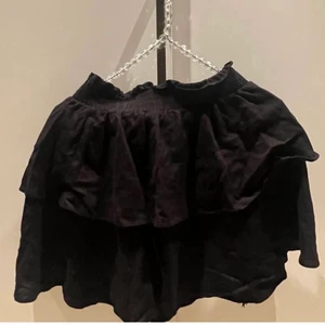 Volang kjol - Drömkjolen från Princess Polly men var så liten på mig tyvärr:( Står EU 38 men är som en xs/liten s. Stretchig och bra tyg inte genomskinlig (OBS bilder från förra säljaren NellyH)