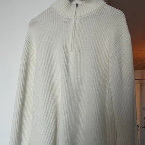 Pullover Uniqlo - Stickad pullover från uniqlos herravdelning, finns mörka fläckar vid kragen. 