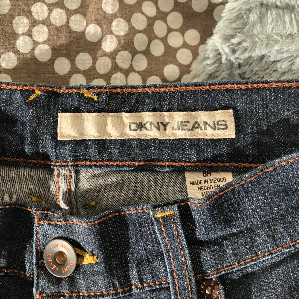 Jeans från märket DKNY. Köpta secondhand. Midjemåttet är ca 80 cm och innerbenslängden ca 77 cm. . Jeans & Byxor.