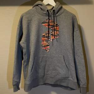 Säljer en grå peak performance hoodie i storlek XS men passar S/M. Hoddien är i fint skick. Hör av dig vid frågor eller funderingar.