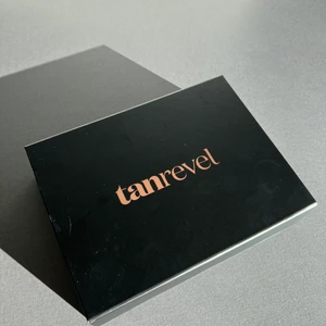 Tanrevel Spraytan Kit ONE - Säljer Tanrevel då jag beställde två, men en räcker väldigt länge så därför bestämde jag mig för att sälja det paketet som är helt oanvänt. Nypris 799 säljes för 399 kr inkl frakt.💘