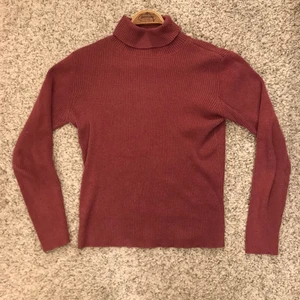 Polo - Säljer denna jättefina polo som är mörkrosa. Ifall ni vill ha bilder på är det bara att fråga🦋