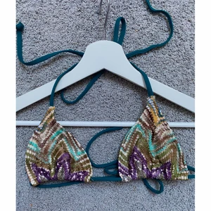 Bikinitopp  - Bikinitopp från Dorina i storlek XS! Endast använd ett fåtal gånger, väldigt lik missoni! Skriv för fler bilder, om du har frågor om plagget eller fraktalternativ om du ej kan mötas upp🧡