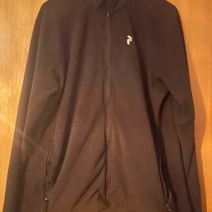Peak performance  - Säljer en peak performance hoodie. Knappt använd. 